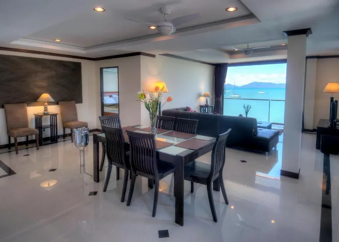 Emerald Beach-Front Apartments Fishermans Village