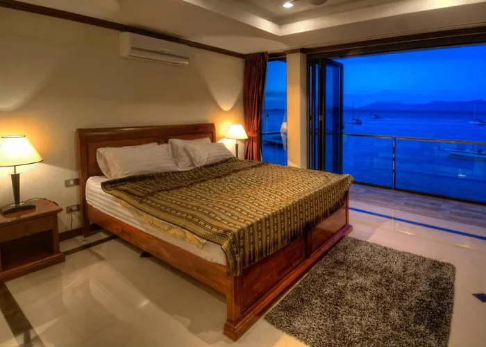 Emerald Beach-Front Apartments Fishermans Village