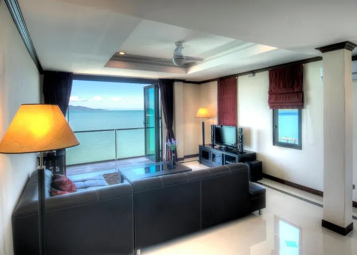 Emerald Beach-Front Apartments Fishermans Village